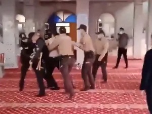 Верници у Турској се окупили у џамији упркос забрани, полиција их растерала сузавцем