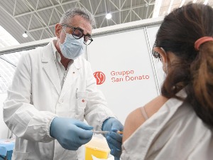 Italijanka primila šest doza "Fajzerove" vakcine, kakve su posledice nesvakidašnje greške
