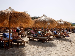 Grčka popušta mere, stručnjaci kažu da mogu da se prave planovi za leto