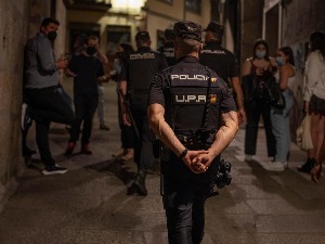 Шпанија враћа полицијски час и друге мере због младих