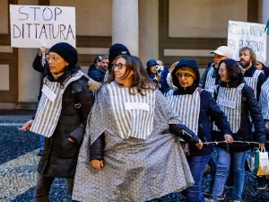Italijanski protivnici kovid propusnica obučeni kao logoraši iz Aušvica, negodovala jevrejska zajednica