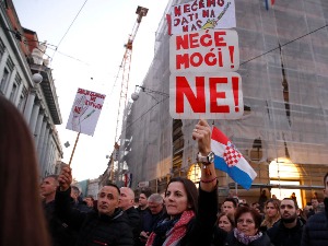Protest protiv kovid potvrda u Zagrebu, demonstranti pokušali da uđu u zgradu HRT-a