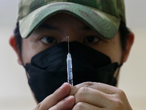 Vakcine protiv kovida za manje od godinu dana spasle 470.000 ljudi starijih od 60 godina