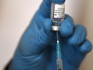 Fajzer: U martu će biti spremna vakcina protiv omikrona