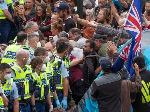 Novozelanđani protestuju protiv obavezne vakcinacije – policija kreće u razbijanje demonstracija