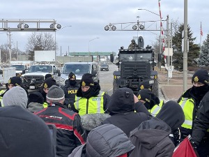 Kanada, policija pokušava da potisne demonstrante kod mosta ka prelazu sa SAD