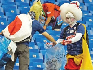 Japanska posla… Čistili tribine stadiona na utakmici na kojoj Japan nije ni igrao