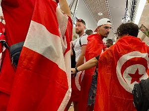 Bliski susret navijača Danske i Tunisa u metrou
