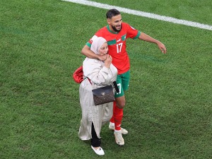 Dirljiva slika sa El Tumame: Marokanac sa majkom slavi istorijsku pobedu