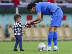Heroj na terenu, tata posle meča: Golman Maroka sa sinom posle pobede nad Portugalijom