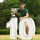 Novak po tradiciji pozirao s trofejom u botaničkoj bašti u Melburnu